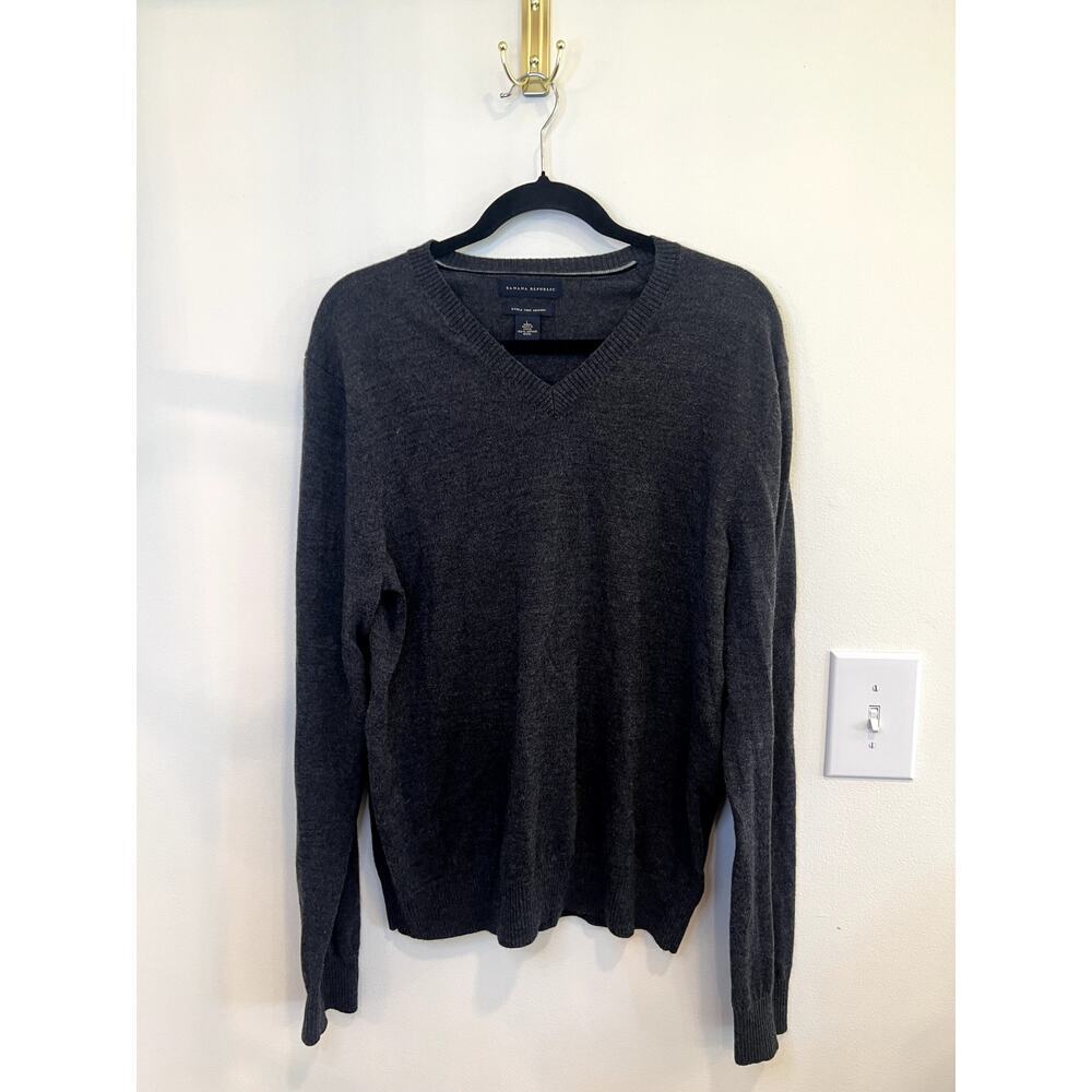Banana Republic Men’s Extra Fine Merino Wool Gray V-Neck Sweater Large